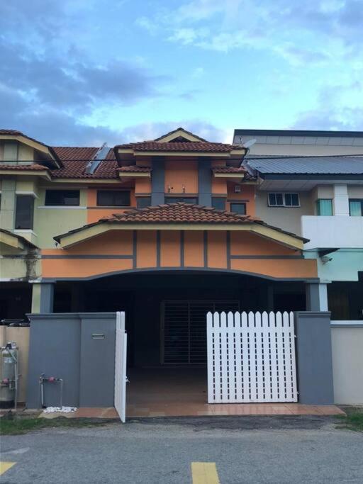 T House Nearby Kuantan East Coast Shopping Mall Bagian luar foto